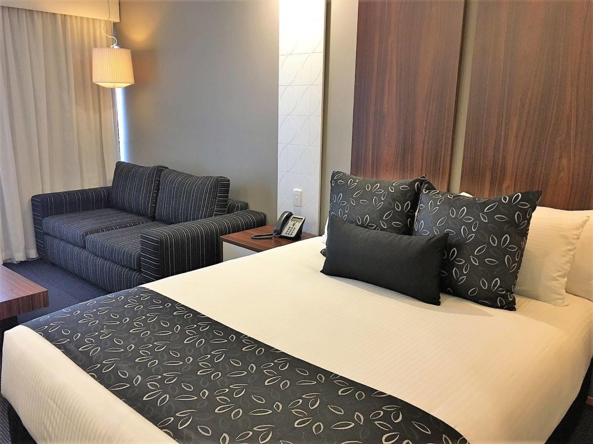 Quality Hotel Taylors Lakes Buitenkant foto